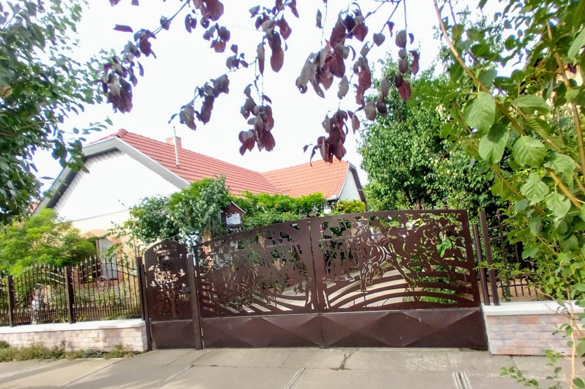 ホテル Bundik Vendeghaz Berettyóújfalu エクステリア 写真